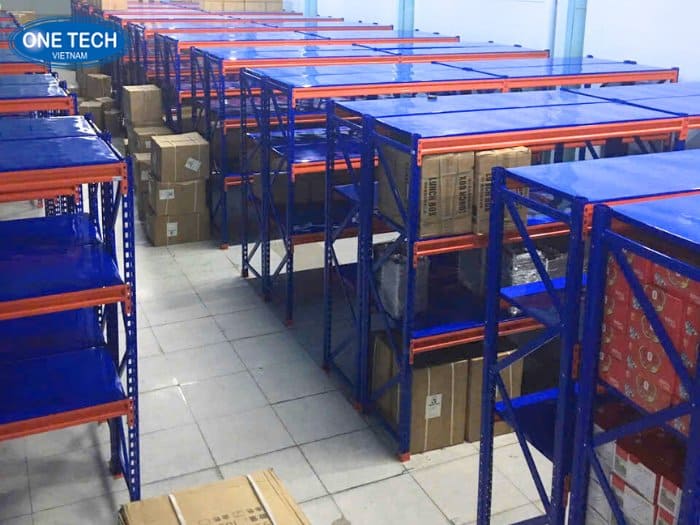 Kệ kho hạng trung 700kg/tầng