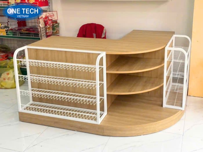 Quầy tính tiền bằng gỗ kết hợp giỏ đựng