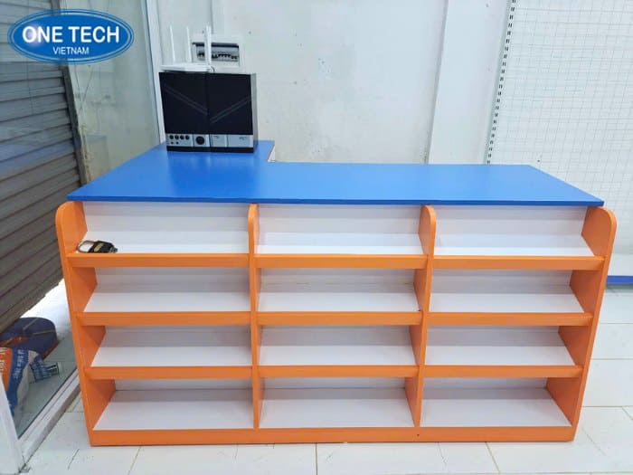 Bàn thu ngân kết hợp màu nổi bật