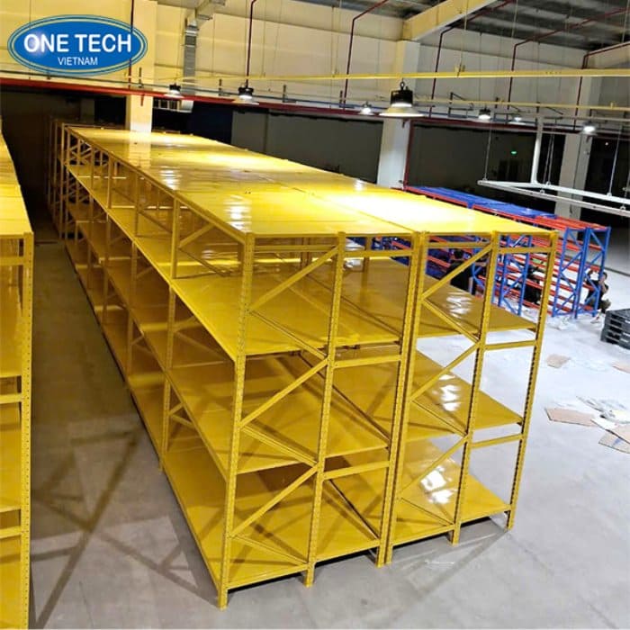 Kệ kho trung tải màu vàng nổi bật
