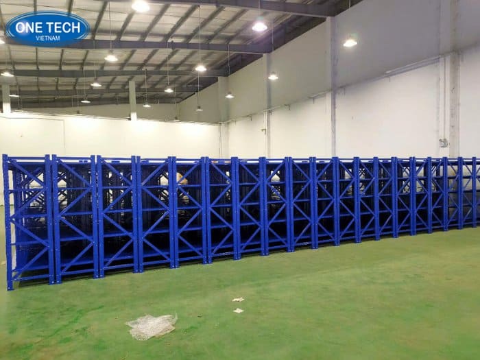 Kệ màu xanh nổi bật