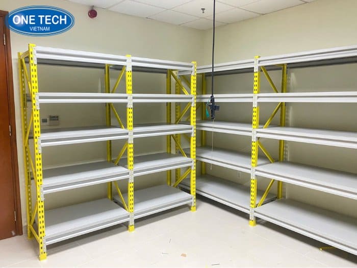 Kệ trung tải chân trụ màu vàng phối mâm và beam màu trắng sữa