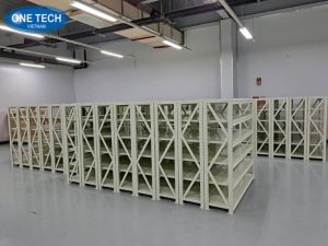 Kệ trung tải màu be giúp không gian sáng sủa