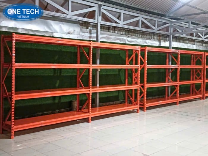 Kệ trung tải màu cam đầy nổi bật