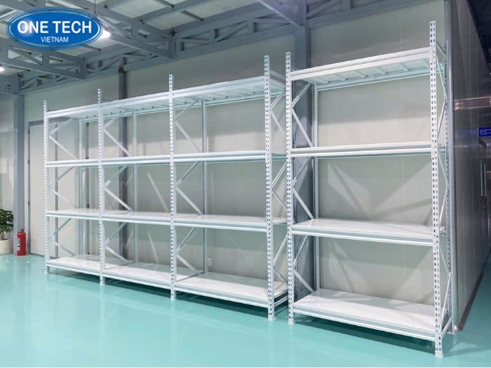 Kệ trung tải màu trắng sạch sẽ vừa trưng bày, vừa lưu trữ
