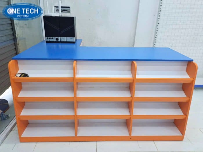 Quầy thanh toán chữ L kết hợp nhiều màu 