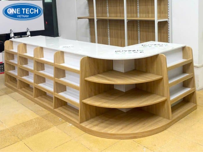 Bàn thu ngân chất liệu gỗ cho không gian rộng