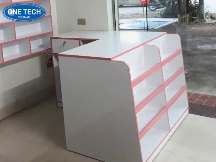 Quầy tính tiền chữ L màu hồng trắng