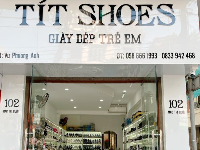 Biển hiệu của cửa hàng giày dép nhỏ