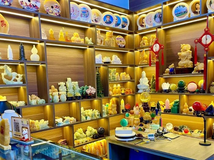 Các chi tiết phụ trên kệ trưng bày sản phẩm phong thủy