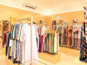 Cửa hàng áo dài cao cấp với kệ trưng bày tinh giản