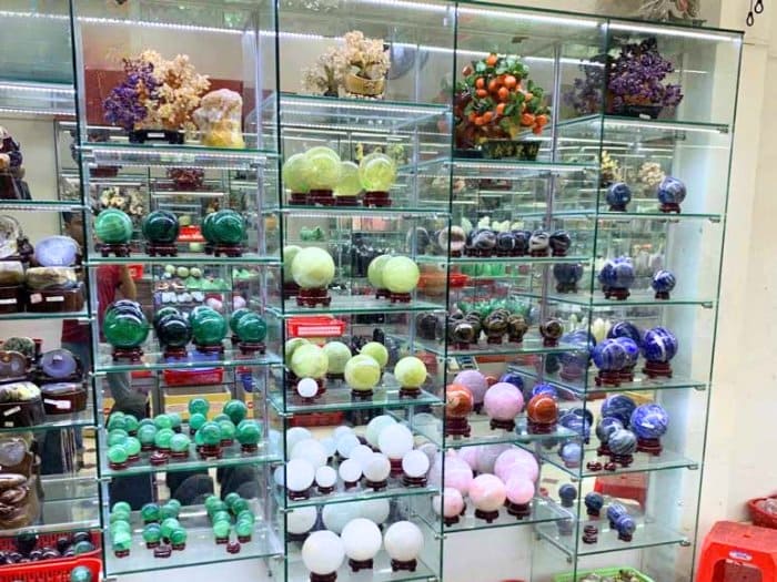 Kệ bày sản phẩm phong thủy bằng kính cường lực