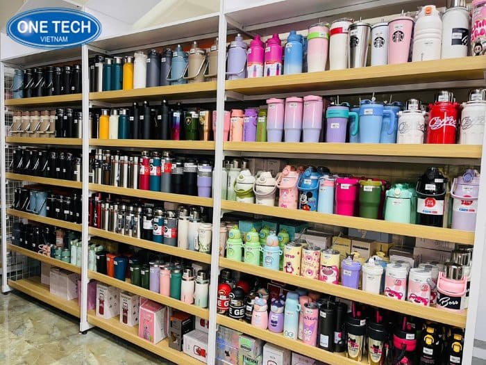 Kệ gỗ khung sắt trưng bày bình giữ nhiệt đẹp