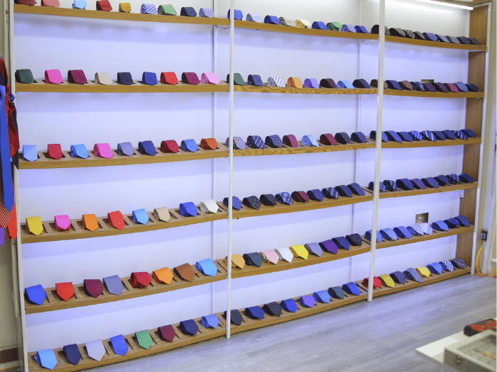 Kệ trưng bày cavat chất liệu gỗ phối sắt