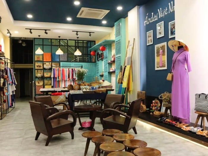 Không gian áo dài nghệ thuật với điểm nhấn đèn trần