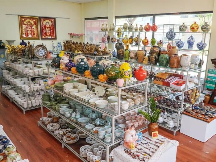 Mẫu thiết kế cửa hàng đồ gốm sứ hiện đại