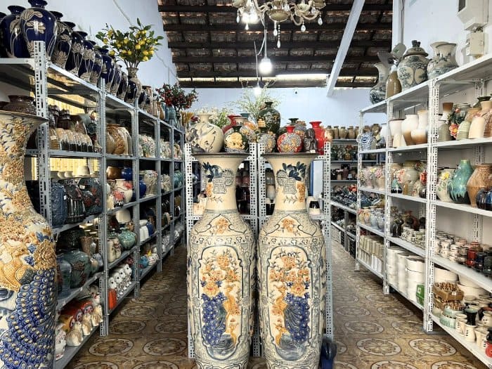 Mẫu thiết kế cửa hàng gốm sứ bình dân