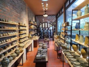 Mẫu thiết kế cửa hàng gốm sứ cổ điển