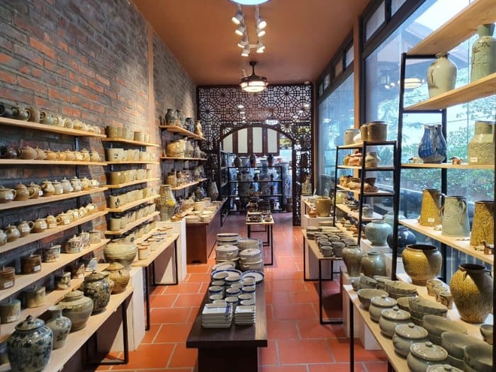 Mẫu thiết kế cửa hàng gốm sứ cổ điển