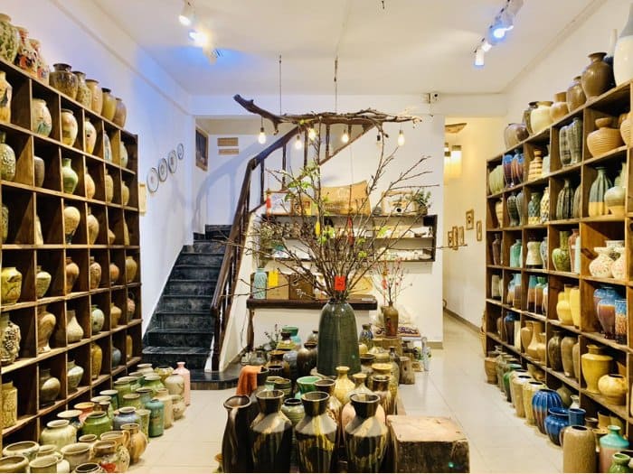 Mẫu thiết kế cửa hàng gốm sứ mộc mạc