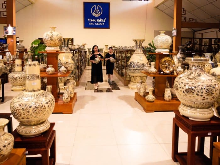 Mẫu thiết kế cửa hàng gốm sứ sang trọng