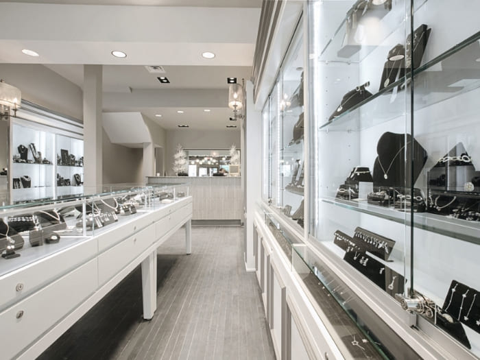 Mẫu thiết kế cửa hàng bán đồ trang sức tone trắng đơn giản