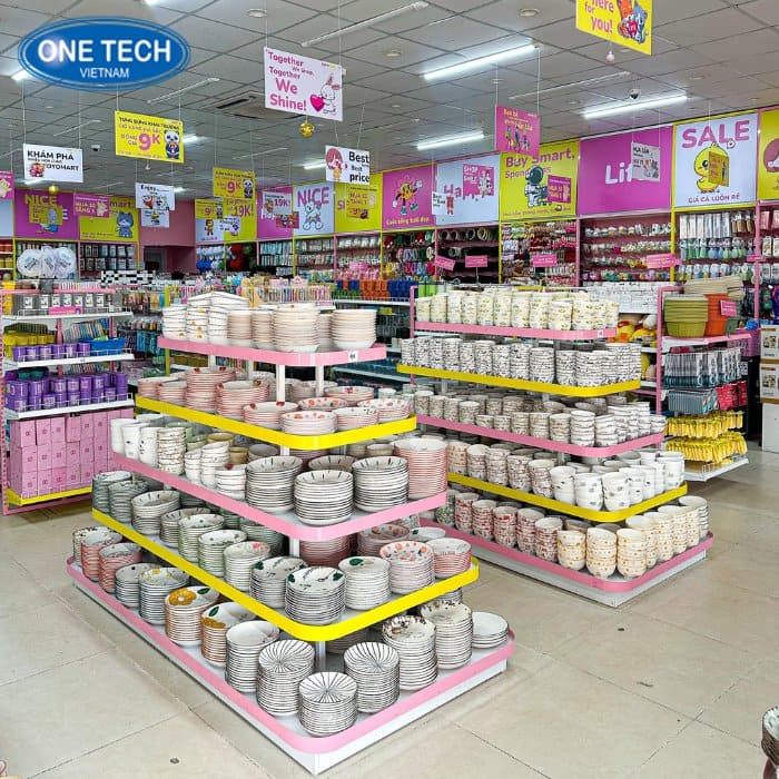 Ứng dụng kệ thiết kế hình chữ nhật trong cửa hàng