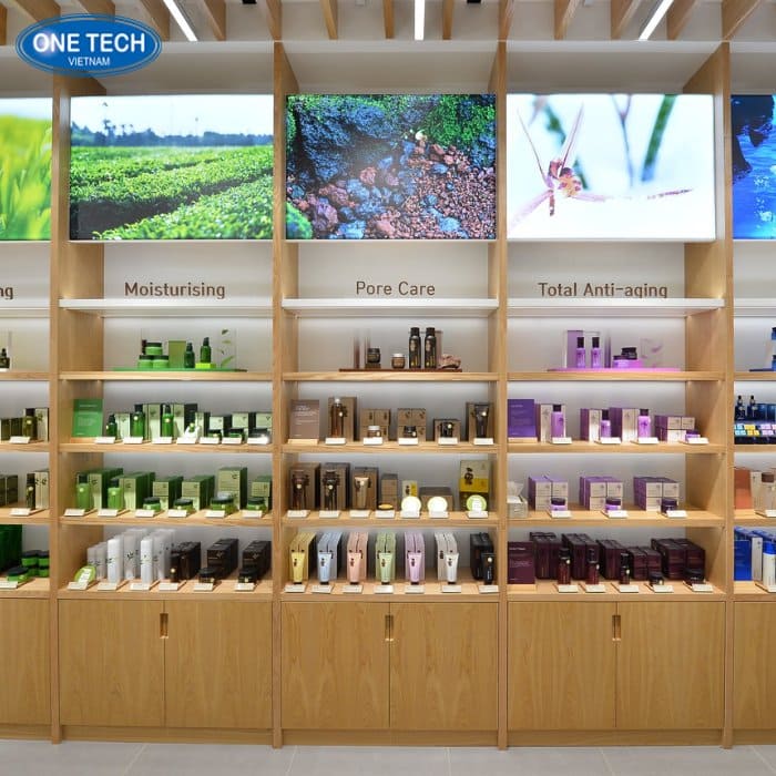 Ứng dụng kệ trưng bày kèm tủ gỗ trong thực tế