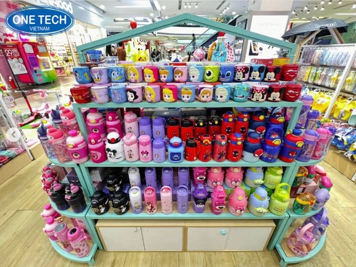 Kệ trưng bày bình giữ nhiệt giữa nhà