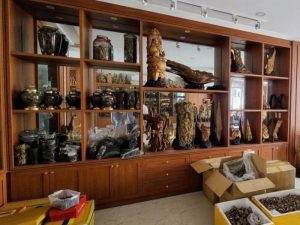 Kệ trưng bày sản phẩm trầm hương sang trọng