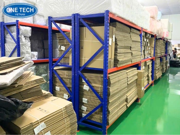 So sánh tải trọng kệ V lỗ và kệ trung tải