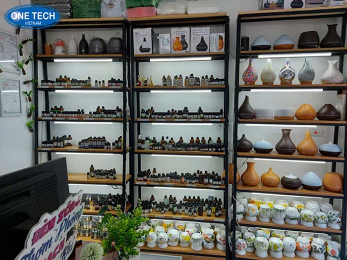 Kệ khung sắt mâm gỗ bày lọ tinh dầu