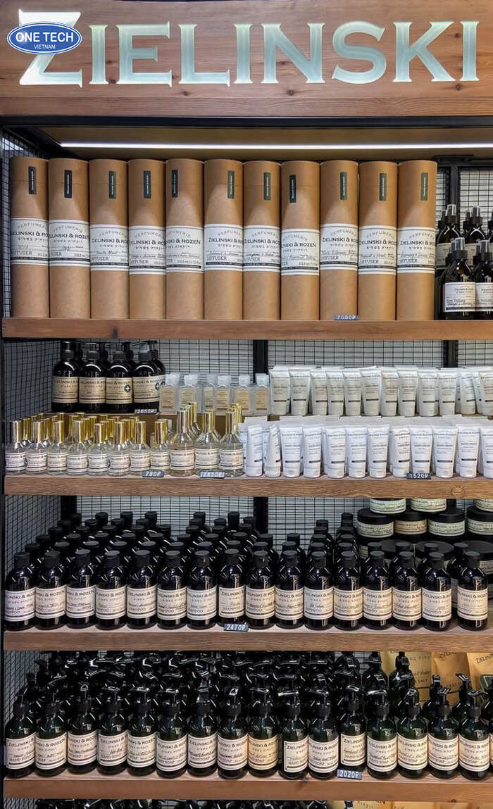 Kệ siêu thị lưng lưới mâm gỗ thông dụng