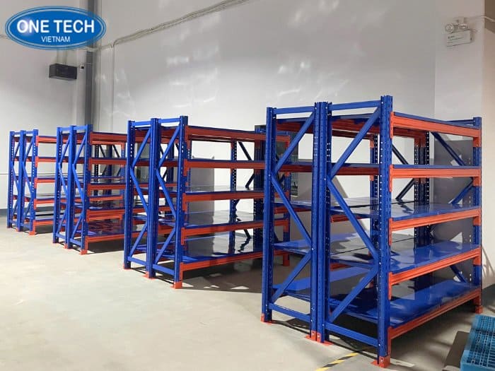 Kệ trung tải sắp xếp các phụ kiện sắt thép nhỏ