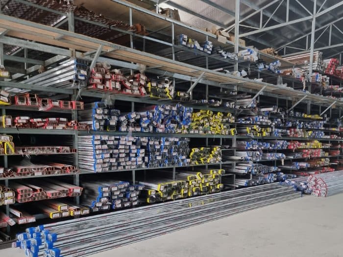 Lưu ý khi mua kệ kho hàng cho ngành nhôm kính