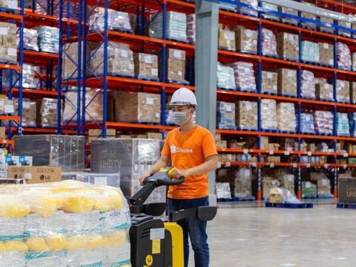 Kệ kho thương mại điện tử sắp xếp gọn gàng 