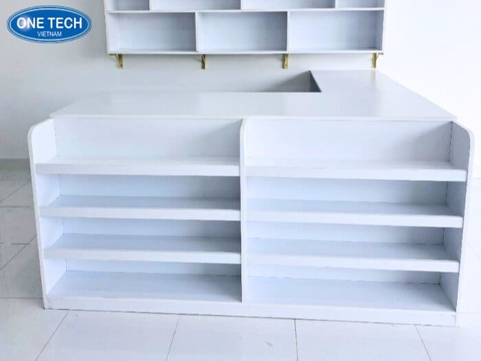 Bàn thu ngân màu trắng cho cửa hàng thêm tinh tế