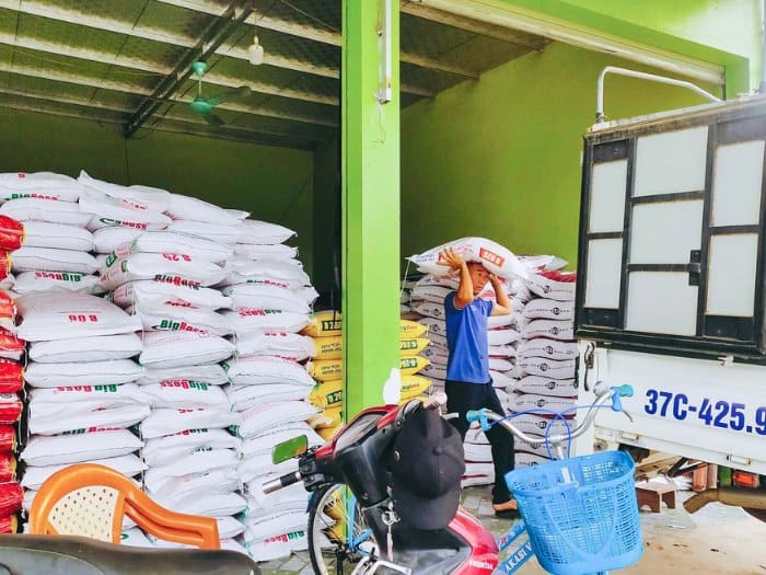 Bắt đầu khai trương, bán hàng đại lý thức ăn chăn nuôi