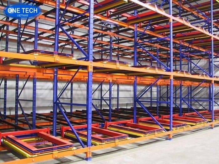 Kệ Push Back hoạt động theo cơ chế “đẩy vào – trượt ra