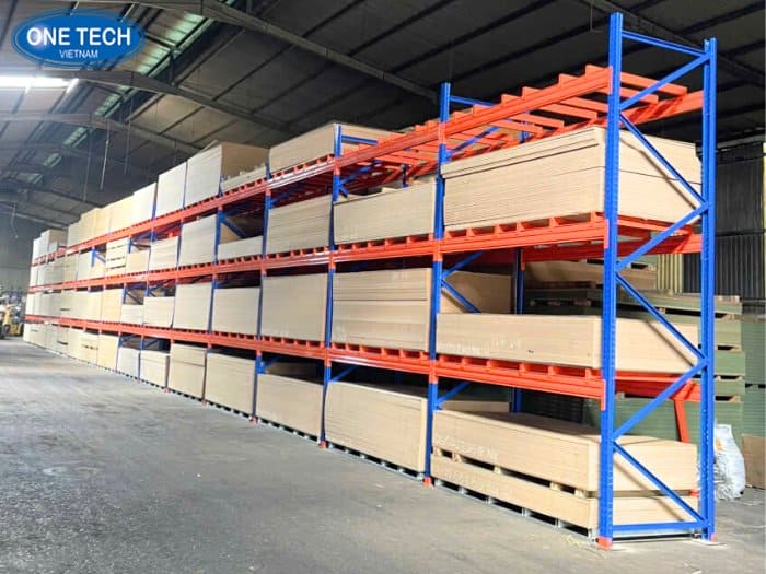 Kệ Selective tạo lối đi rộng rãi, xe nâng di chuyển dễ dàng