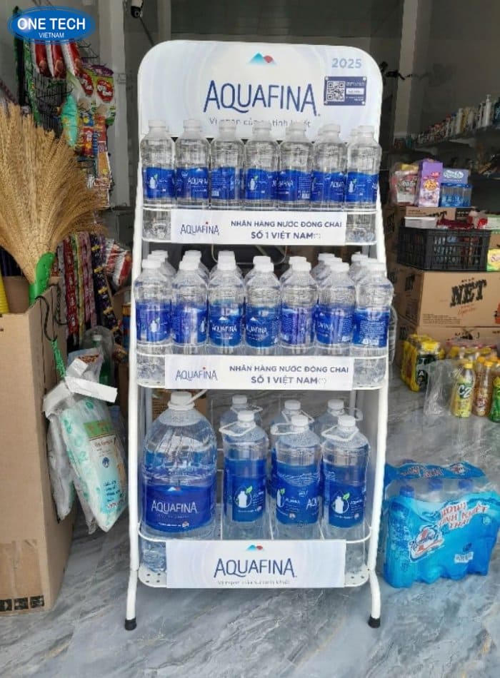 Kệ quảng cáo nước Aquafina nhỏ nhẹ, dễ di chuyển