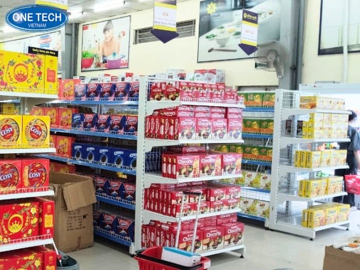 Kệ siêu thị lưng lưới màu trắng