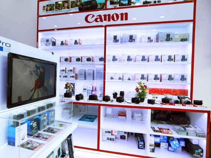 Thiết kế cửa hàng camera với nội thất đầy đủ