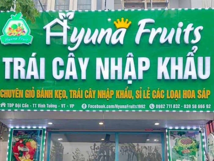 Thiết kế cửa hàng trái cây với biển hiệu rõ ràng