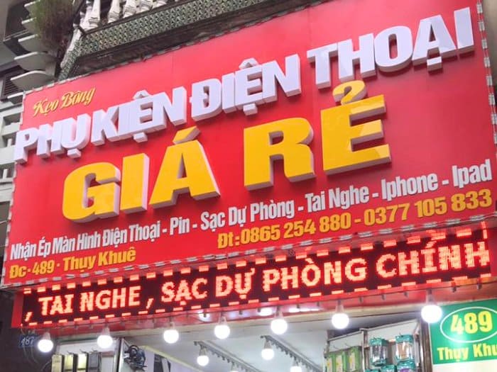 Thiết kế cửa hàng bán phụ kiện điện thoại với biển hiệu nổi bật