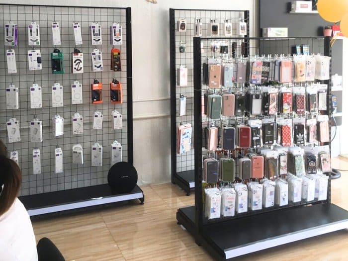 Thiết kế kệ trưng bày phù hợp cho cửa hàng phụ kiện điện thoại