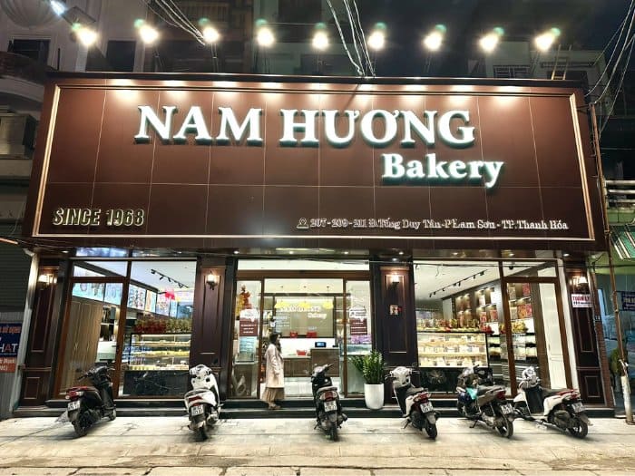 Trang trí nội thất và biển hiệu cửa hàng bánh ngọt