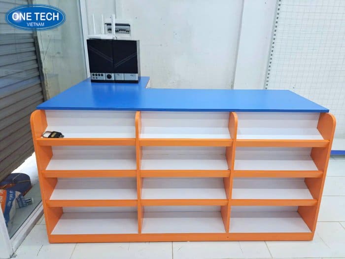 Bàn thu ngân kết hợp nhiều màu bắt mắt