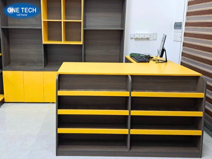 Bàn thu ngân đen kết hợp vàng