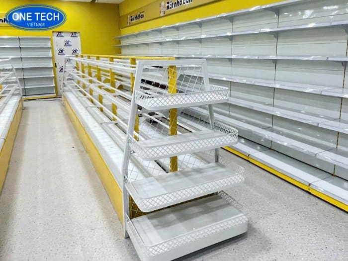 Phần đầu các dãy kệ được thiết kế dạng giỏ với rào cao 5cm